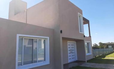 Casa en venta - 3 Dormitorios 3 Baños - Canning