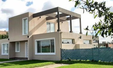 Casa en venta - 3 Dormitorios 3 Baños - Canning
