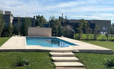 Casa en venta - 3 Dormitorios 3 Baños - Canning
