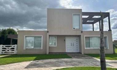 Casa en venta - 3 Dormitorios 3 Baños - Canning