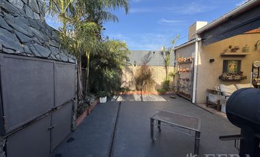 Venta casa 4 ambientes con cochera en Wilde