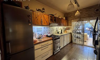 Venta casa 4 ambientes con cochera en Wilde