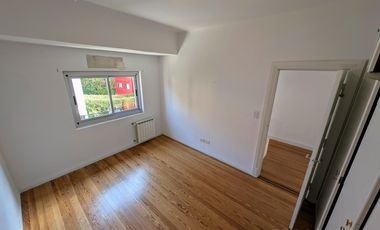 CASA VENTA BAJO VICENTE LOPEZ 4 AMBIENTES COCHERA APTO CREDITO