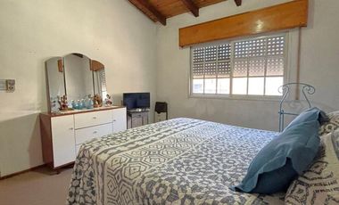 Casa en Barrio Azcuénaga con 4 Dormitorios y Patio
