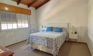 Casa en Barrio Azcuénaga con 4 Dormitorios y Patio