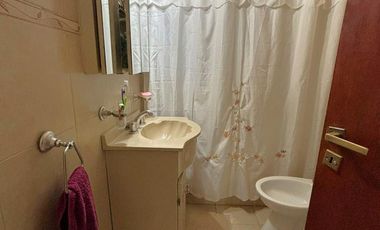 Casa en Barrio Azcuénaga con 4 Dormitorios y Patio