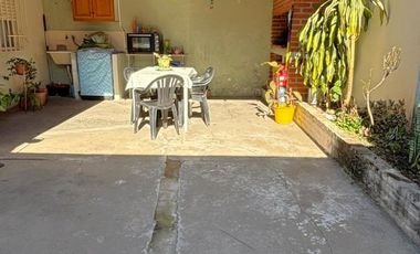 Casa en Barrio Azcuénaga con 4 Dormitorios y Patio
