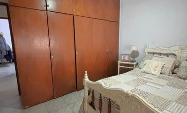 Casa en Barrio Azcuénaga con 4 Dormitorios y Patio
