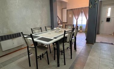 Casa en Barrio Azcuénaga con 4 Dormitorios y Patio