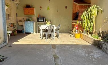 Casa en Barrio Azcuénaga con 4 Dormitorios y Patio