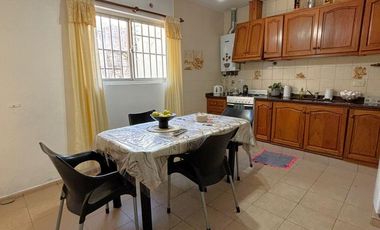 Casa en Barrio Azcuénaga con 4 Dormitorios y Patio