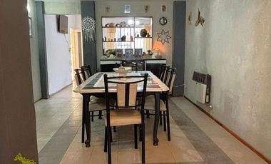 Casa en Barrio Azcuénaga con 4 Dormitorios y Patio