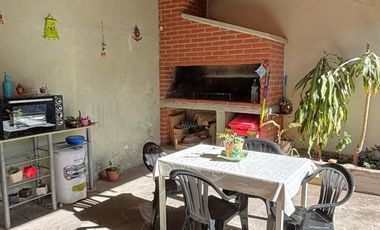 Casa en Barrio Azcuénaga con 4 Dormitorios y Patio
