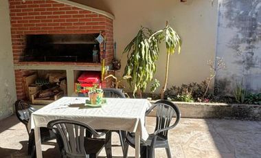 Casa en Barrio Azcuénaga con 4 Dormitorios y Patio