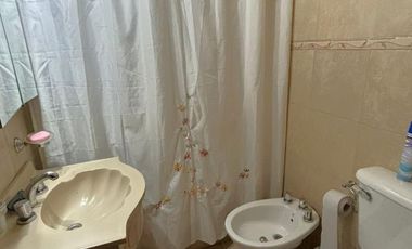 Casa en Barrio Azcuénaga con 4 Dormitorios y Patio