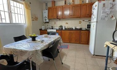 Casa en Barrio Azcuénaga con 4 Dormitorios y Patio