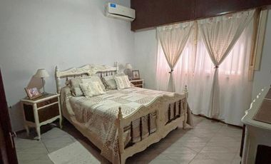 Casa en Barrio Azcuénaga con 4 Dormitorios y Patio