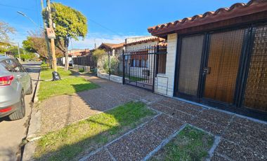 CASA EN VENTA EN CASTELAR NORTE