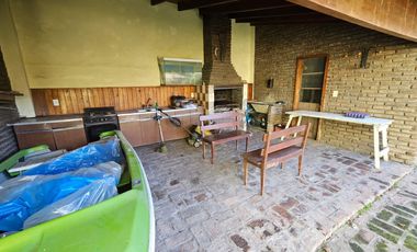 CASA EN VENTA EN CASTELAR NORTE