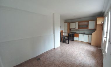 Alquiler casa de 3 ambientes en Alvear y Castelli