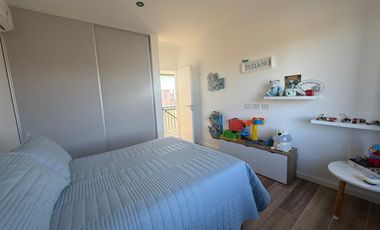 Casa en  alquiler anual de 5 ambientes de excelente calidad con pileta