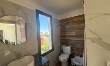 Casa en  alquiler anual de 5 ambientes de excelente calidad con pileta