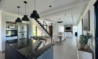 Casa en  alquiler anual de 5 ambientes de excelente calidad con pileta