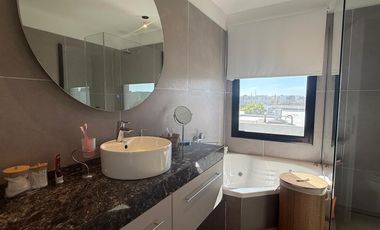 Casa en  alquiler anual de 5 ambientes de excelente calidad con pileta