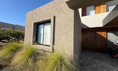 Casa en  alquiler anual de 5 ambientes de excelente calidad con pileta