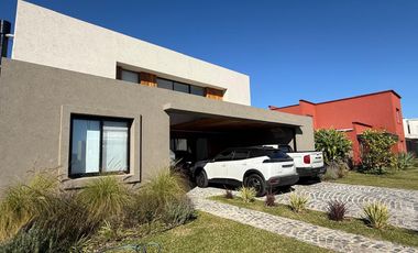 Casa en  alquiler anual de 5 ambientes de excelente calidad con pileta