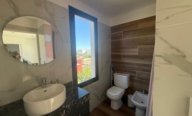 Casa en  alquiler anual de 5 ambientes de excelente calidad con pileta