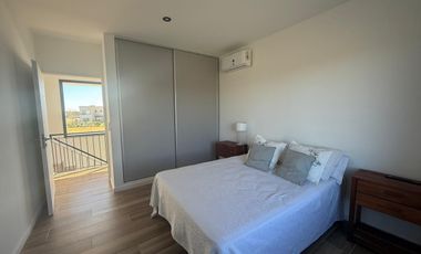 Casa en  alquiler anual de 5 ambientes de excelente calidad con pileta