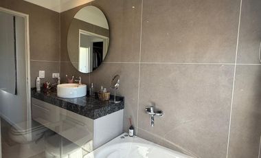 Casa en  alquiler anual de 5 ambientes de excelente calidad con pileta