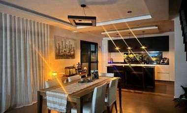 Casa en  alquiler anual de 5 ambientes de excelente calidad con pileta