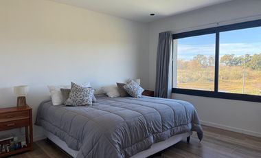 Casa en  alquiler anual de 5 ambientes de excelente calidad con pileta