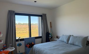 Casa en  alquiler anual de 5 ambientes de excelente calidad con pileta