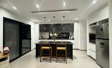 Casa en  alquiler anual de 5 ambientes de excelente calidad con pileta