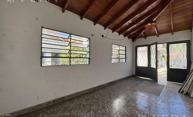 Venta de Casa 4 ambientes con jardín y cochera en Don Bosco
