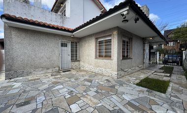Venta de Casa 4 ambientes con jardín y cochera en Don Bosco