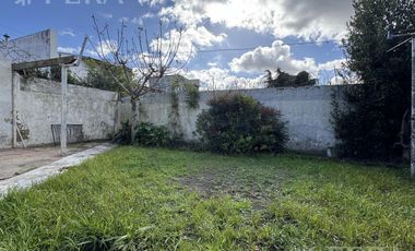 Venta de Casa 4 ambientes con jardín y cochera en Don Bosco