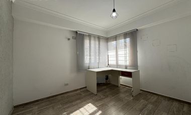 Venta de Casa 4 ambientes con jardín y cochera en Don Bosco