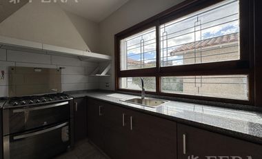 Venta de Casa 4 ambientes con jardín y cochera en Don Bosco