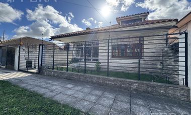 Venta de Casa 4 ambientes con jardín y cochera en Don Bosco