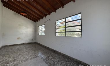 Venta de Casa 4 ambientes con jardín y cochera en Don Bosco