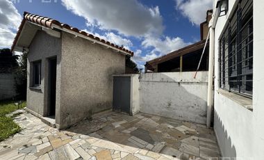 Venta de Casa 4 ambientes con jardín y cochera en Don Bosco