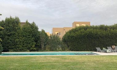 Casa Alquiler largo plazo. Talar Del Lago II. Piscina, Jardín, Seguridad.