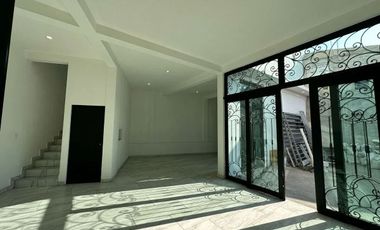 Casa con uso de suelo en renta en avenida principal de Atizapán de Zaragoza