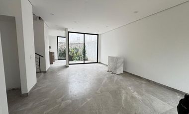 CASA NUEVA EN CONDOMINIO EN COYOACAN CON JARDIN Y ROOF GARDEN