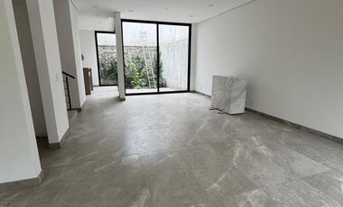 CASA NUEVA EN CONDOMINIO EN COYOACAN CON JARDIN Y ROOF GARDEN