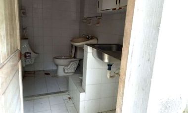 Casa lote amplia y bien ubicada, con áreas habilitadas para uso mixto.